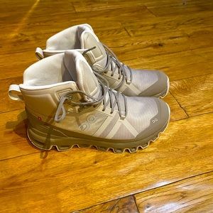 ON WOMENS CLOUDROCK WATERPROOF SHOES 'DESERT/CLAY size 8US NWOT